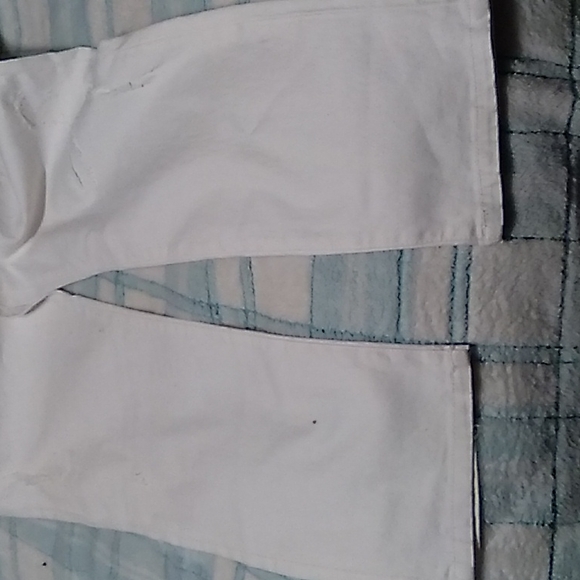 🌷🪻🌺 White DG2 Jeans with distress in knee area.   NWT. 18W - Picture 6 of 17